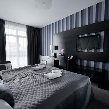 Hotel Grafit Kostomloty Pierwsze Bagian luar foto