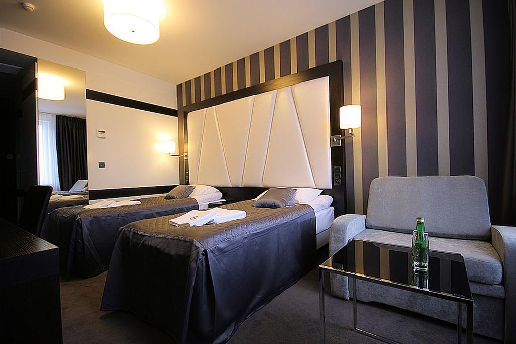 Hotel Grafit Kostomloty Pierwsze Ruang foto