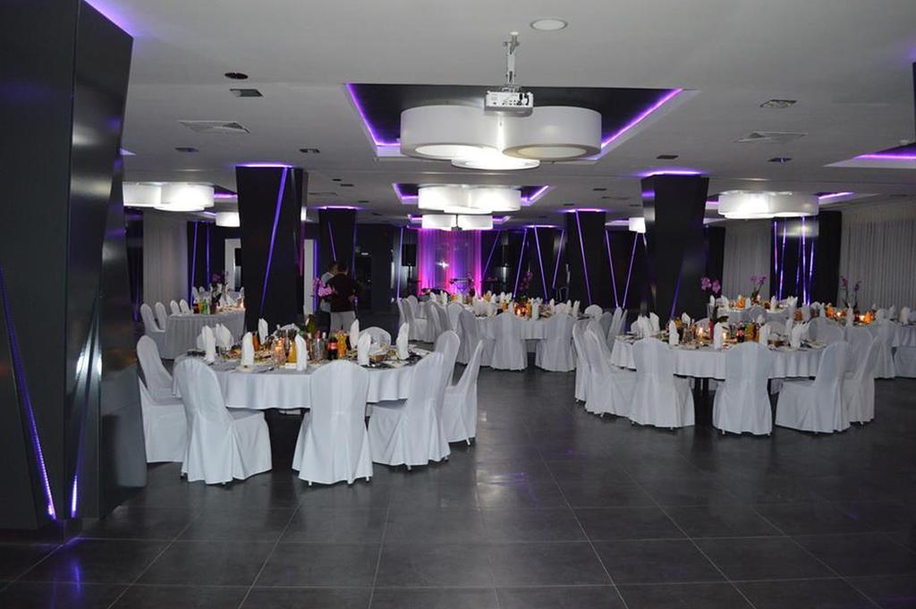 Hotel Grafit Kostomloty Pierwsze Bagian luar foto