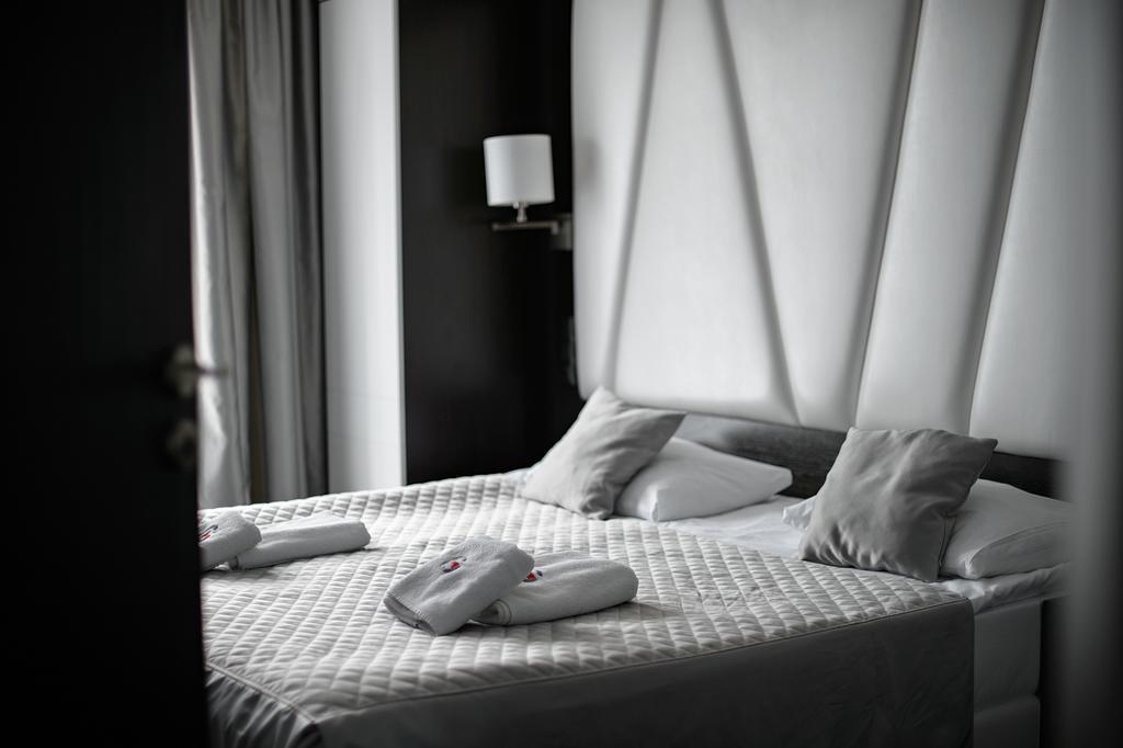 Hotel Grafit Kostomloty Pierwsze Bagian luar foto