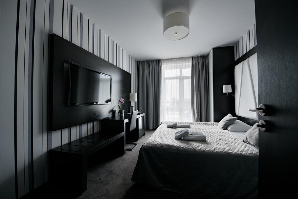 Hotel Grafit Kostomloty Pierwsze Bagian luar foto