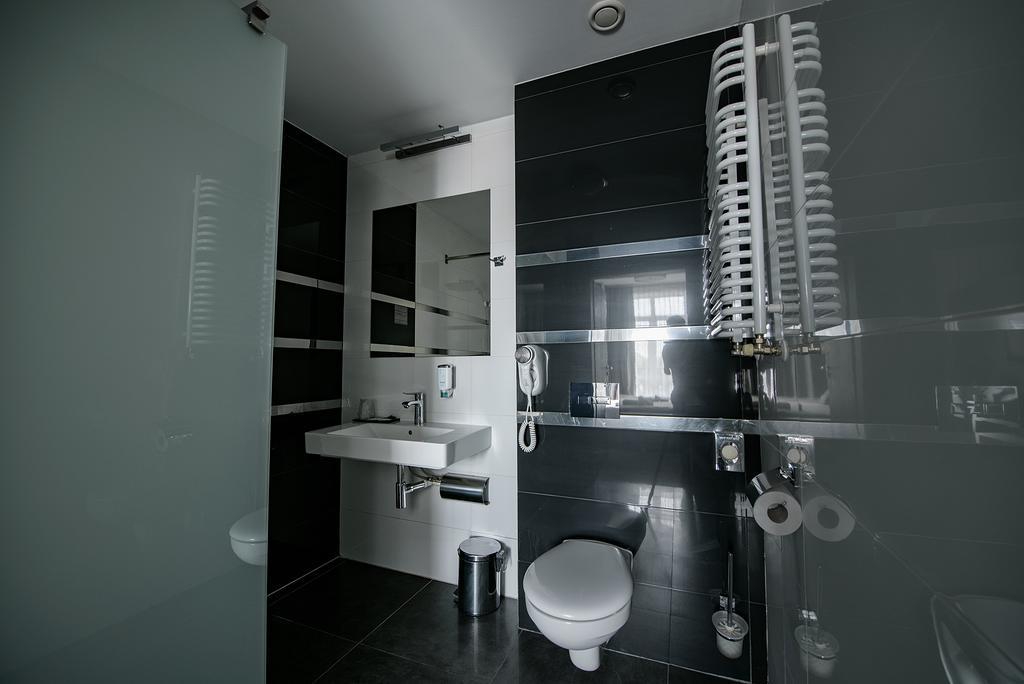 Hotel Grafit Kostomloty Pierwsze Bagian luar foto