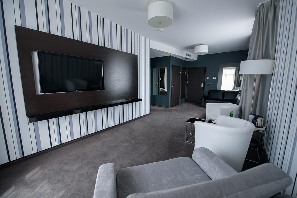 Hotel Grafit Kostomloty Pierwsze Bagian luar foto