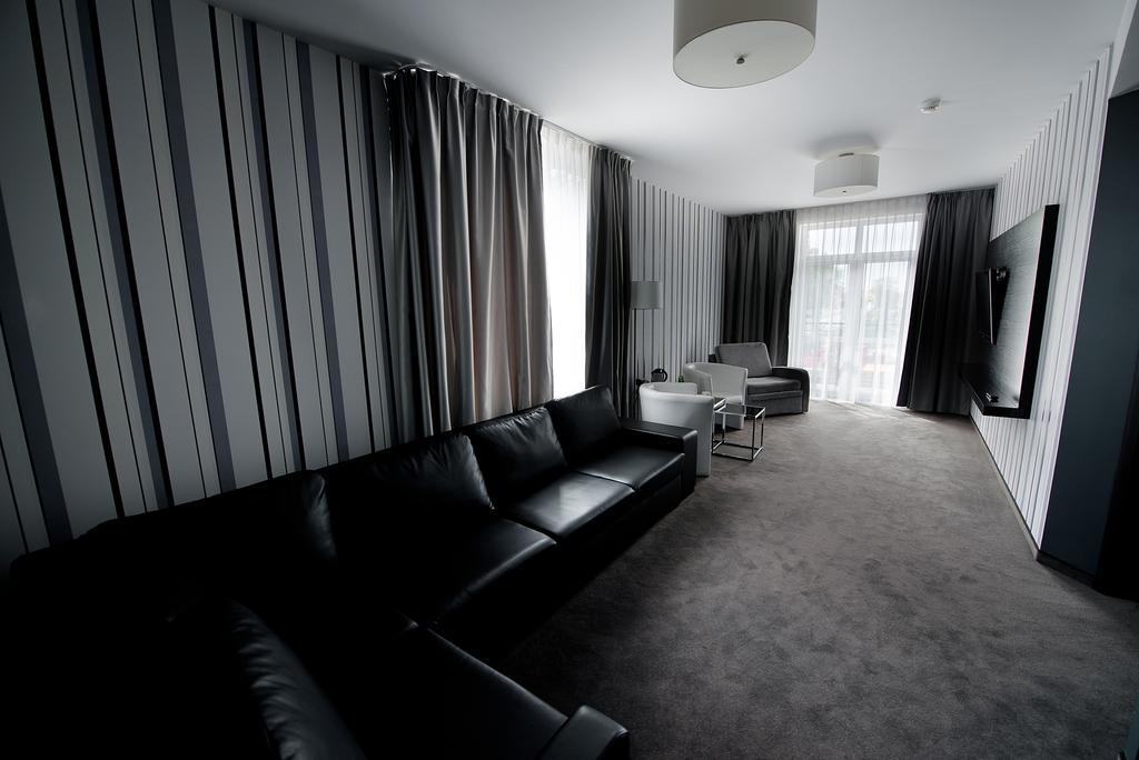 Hotel Grafit Kostomloty Pierwsze Bagian luar foto