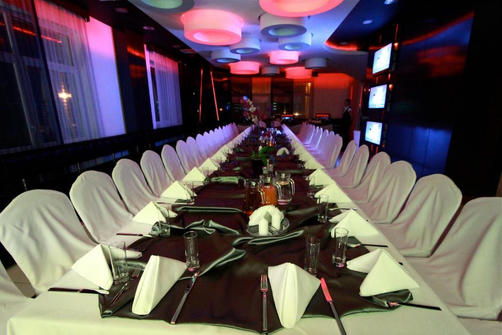 Hotel Grafit Kostomloty Pierwsze Bagian luar foto